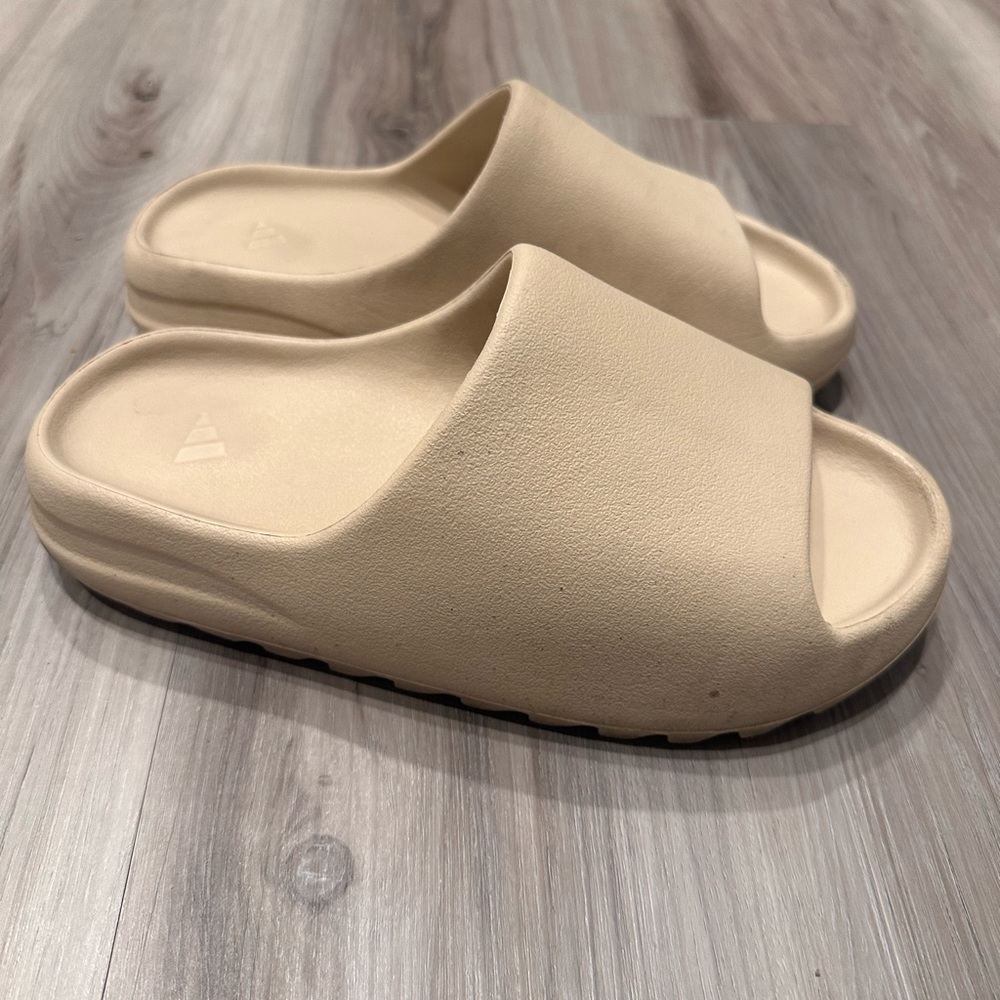 Yeezy slides size 8 in Bone